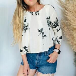 UO Kimchi Blue White Black Floral Crop Top Pleated 3/4 Sleeve Blouse Shirt XS